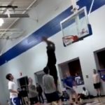 NCAA/NBA – Zion Williamson casse un panier sur un dunk surpuissant