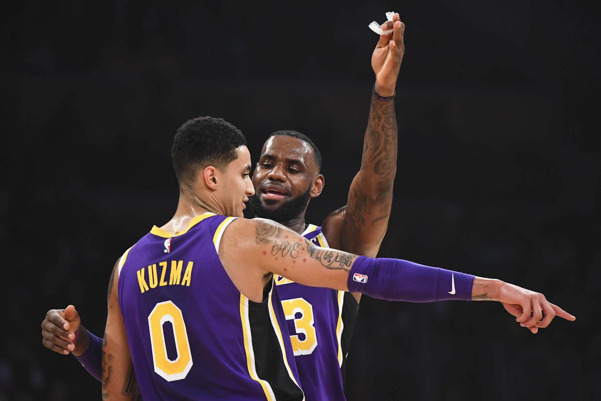 Kyle Kuzma et LeBron James sous le maillot des Lakers