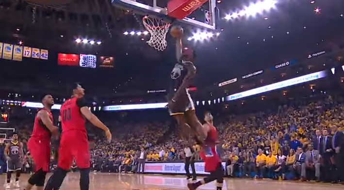 Le dunk de Jordan Bell après une action collective contre Portland