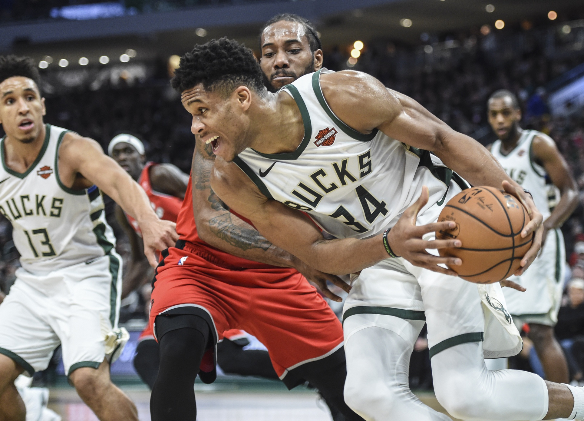 Giannis Antetokounmpo au duel avec Kawhi Leonard