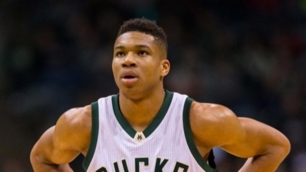 Un fan des Raptors est arrivé au game 6 avec une pancarte qui chambre beaucoup Giannis Antetokounmpo