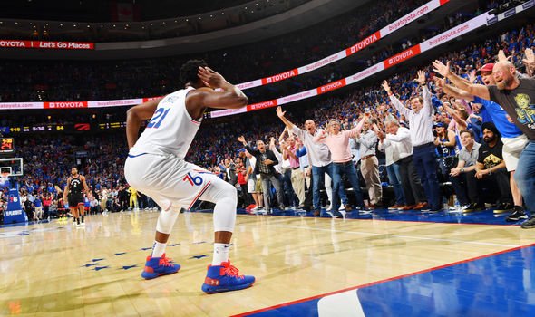 Joel embiid lève le public de Philadelphie