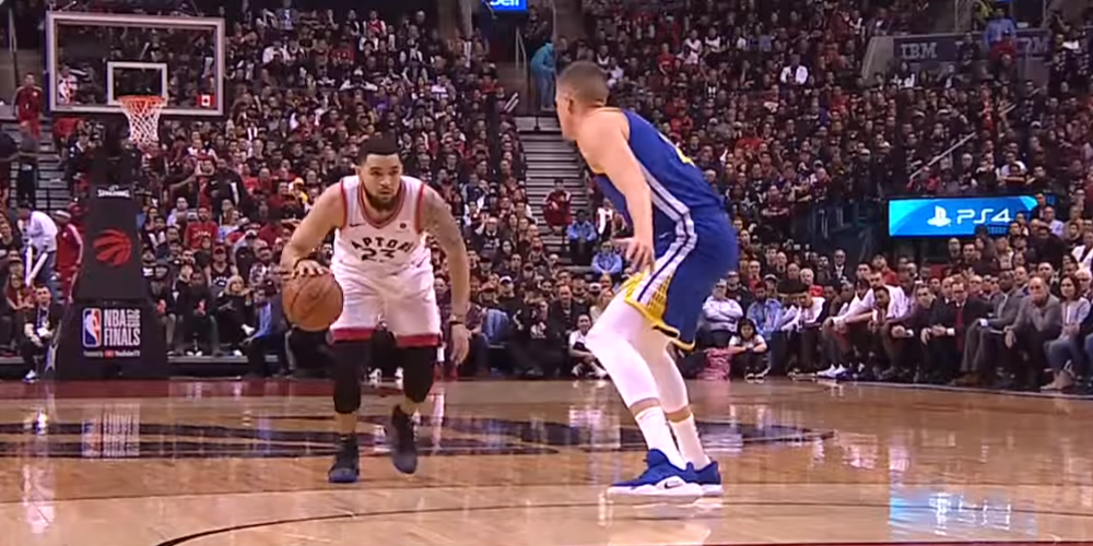 Fred VanVleet s'amuse dans la raquette de Golden State