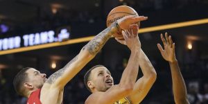 NBA – Steph Curry va affronter un 3ème membre de sa famille dans ces playoffs