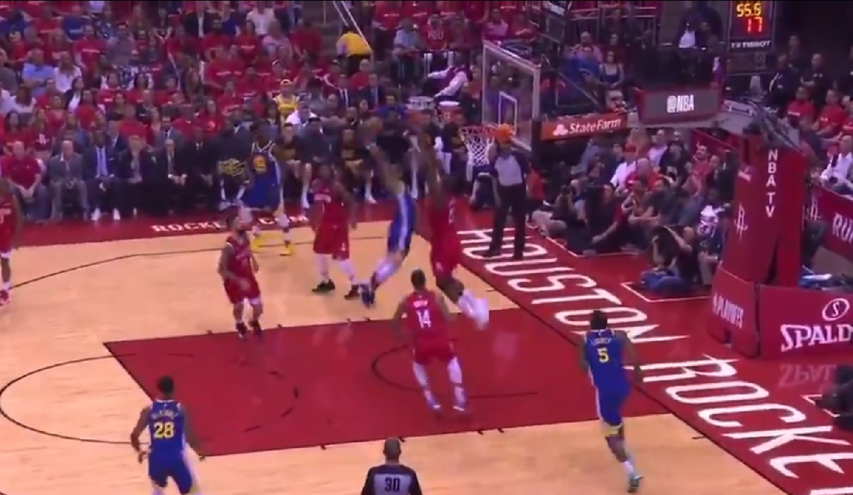 Clint Capela repousse Andre Iguodala !