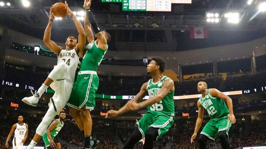 Giannis Antetokounmpo mange les Celtics