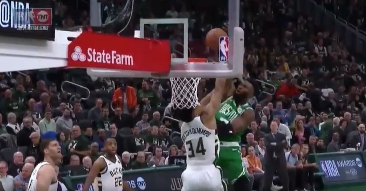 La tentative ratée de dunk de Jaylen Brown sur Giannis Antetokounmpo