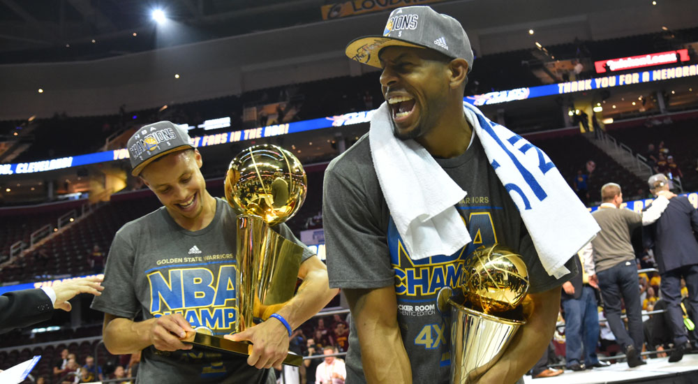 Stephen Curry champion 2015 avec les Golden State Warriors et Andre Iguodala MVP des Finales