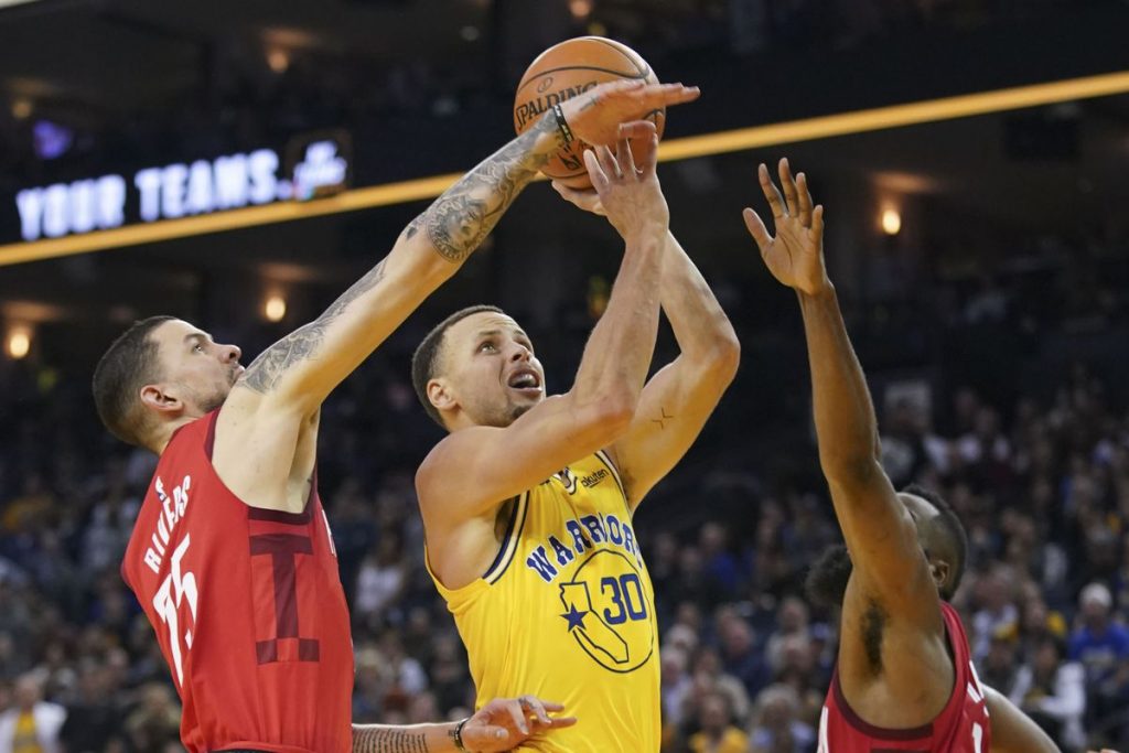 Steph Curry au milieu des Rockets