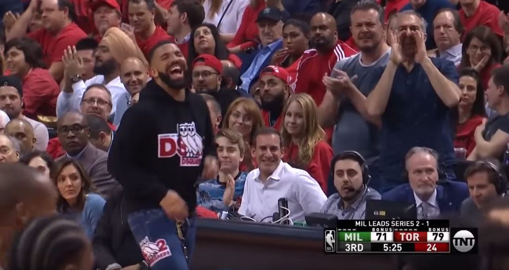 Drake se moque de Giannis Antetokounmpo au bord du terrain