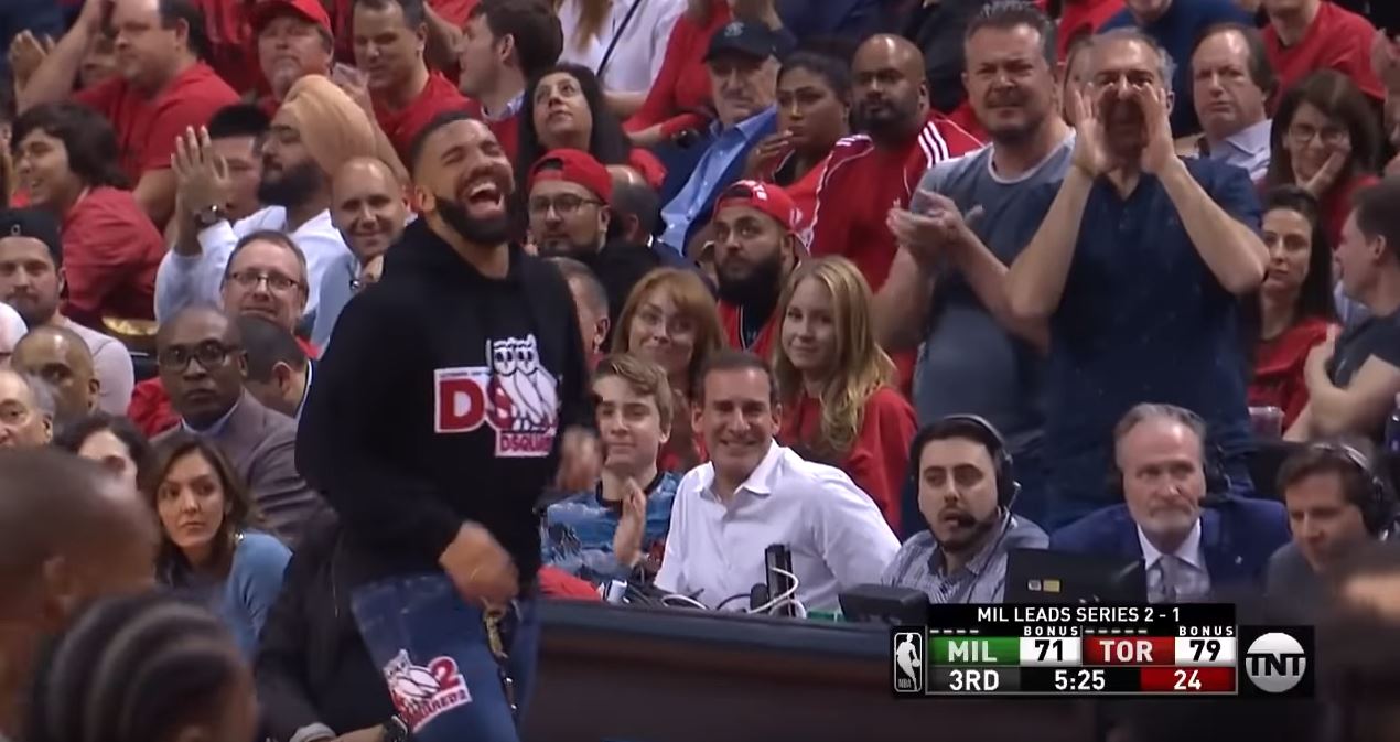 Drake se moque de Giannis Antetokounmpo au bord du terrain