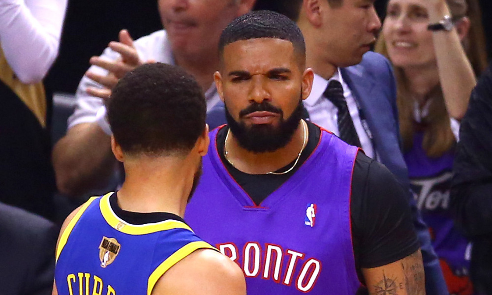Drake en discussion avec Steph Curry