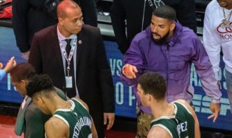 NBA – Le spectateur le plus chiant ? Giannis répond… et trolle Drake Drake chahute Giannis Antetokounmpo
