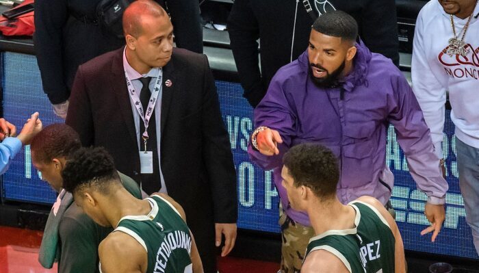 Drake chahute Giannis Antetokounmpo