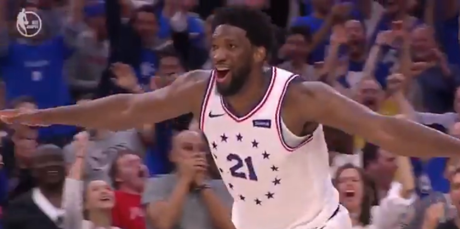 Joel Embiid célèbre après son moulin à vent