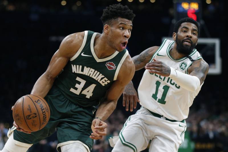 Giannis Antetokounmpo au duel avec Kyrie Irving