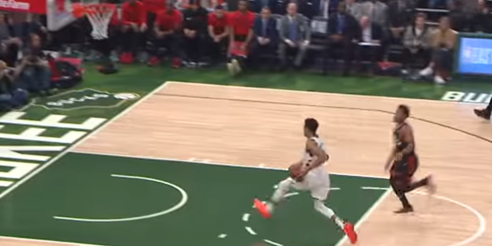 Giannis atteint le cercle en deux dribbles