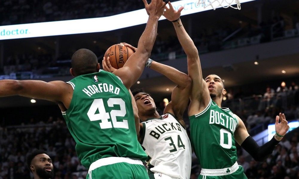 Giannis dans la défense des Celtics