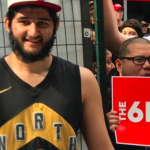 NBA – Un fan trolle Giannis avec une pancarte prémonitoire !