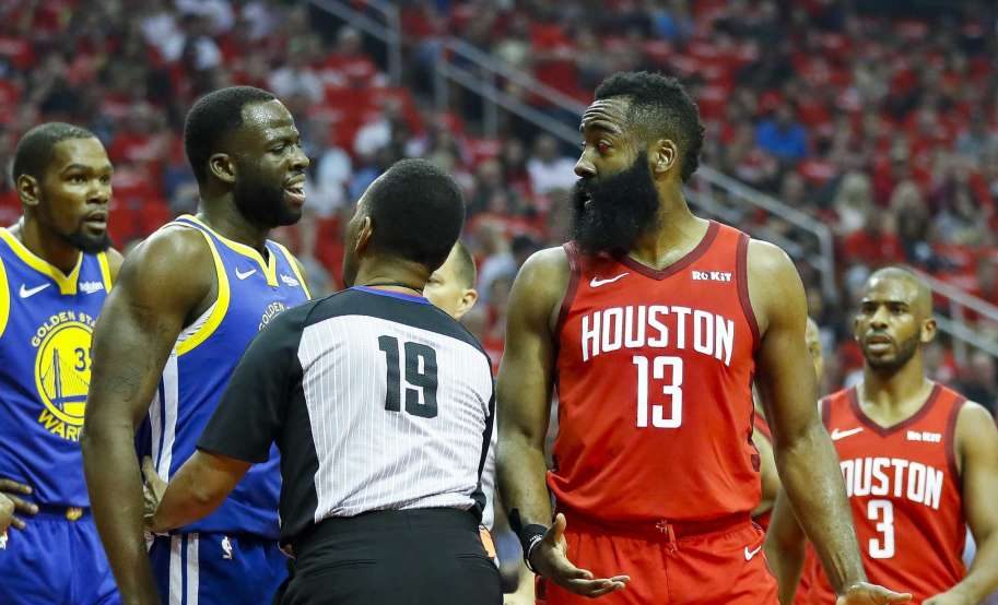 Charge de James Harden sur Draymond Green