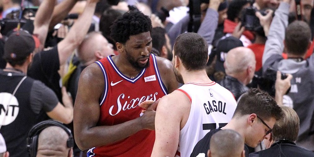 Marc Gasol réconforte Joel Embiid