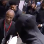 NBA – Les Warriors remplacent KD par un journaliste pour leur rituel