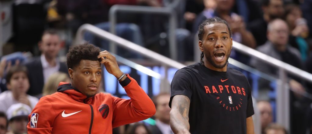 Kyle Lowry et Kawhi Leonard donnent des consignes depuis le banc