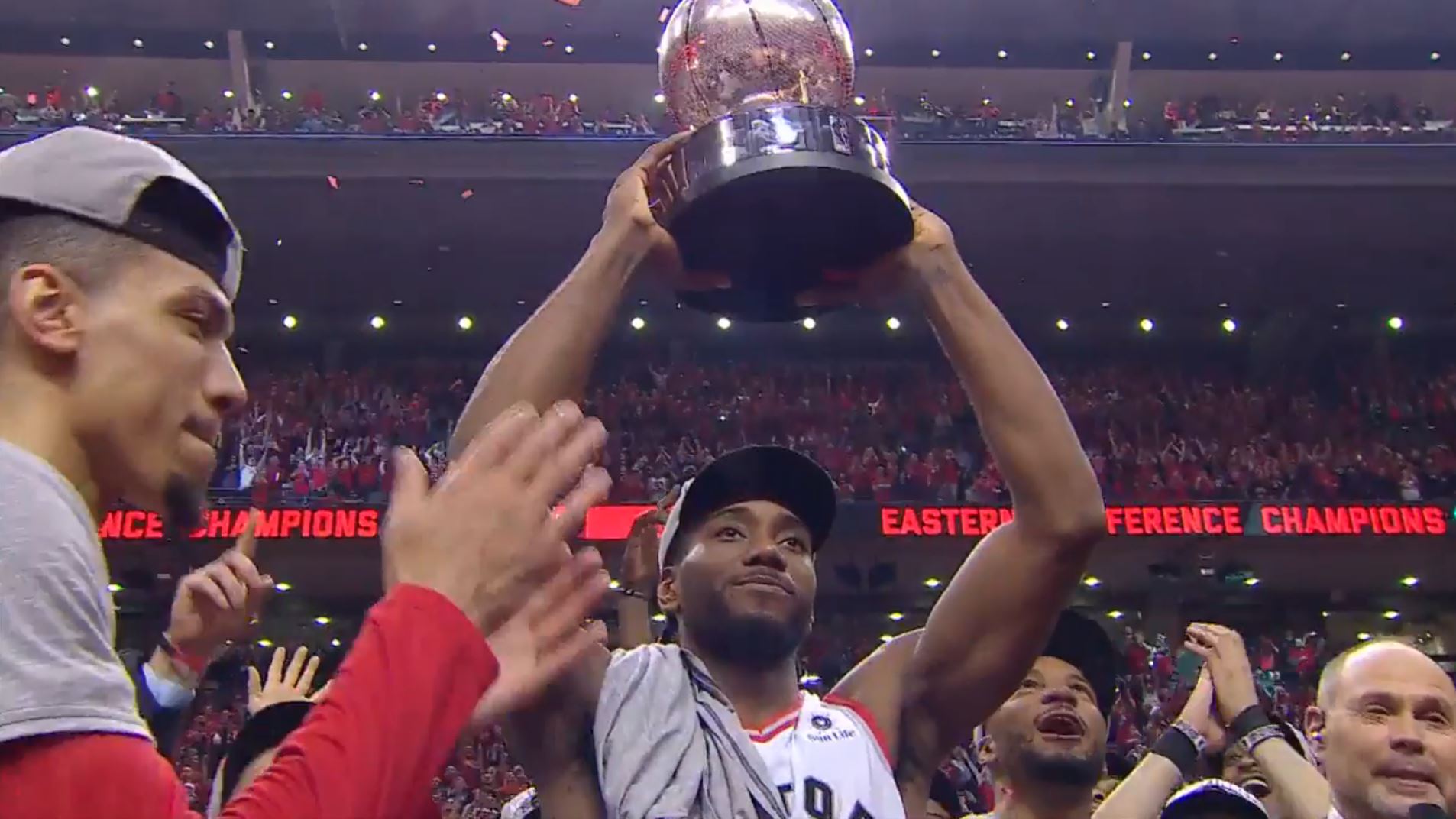 Kawhi Leonard soulève le trophée