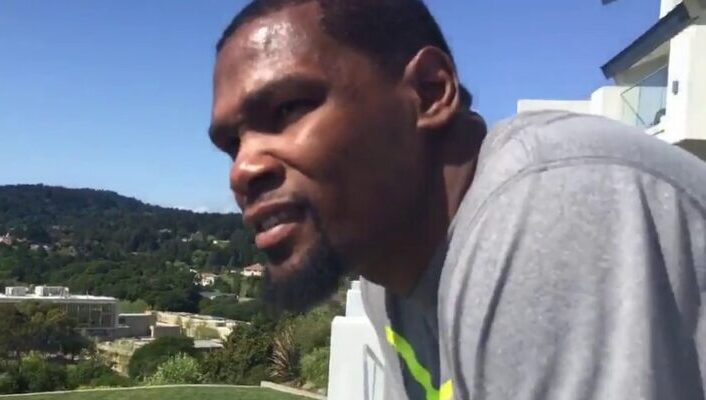 Kevin Durant dans sa maison dans la Bay Area