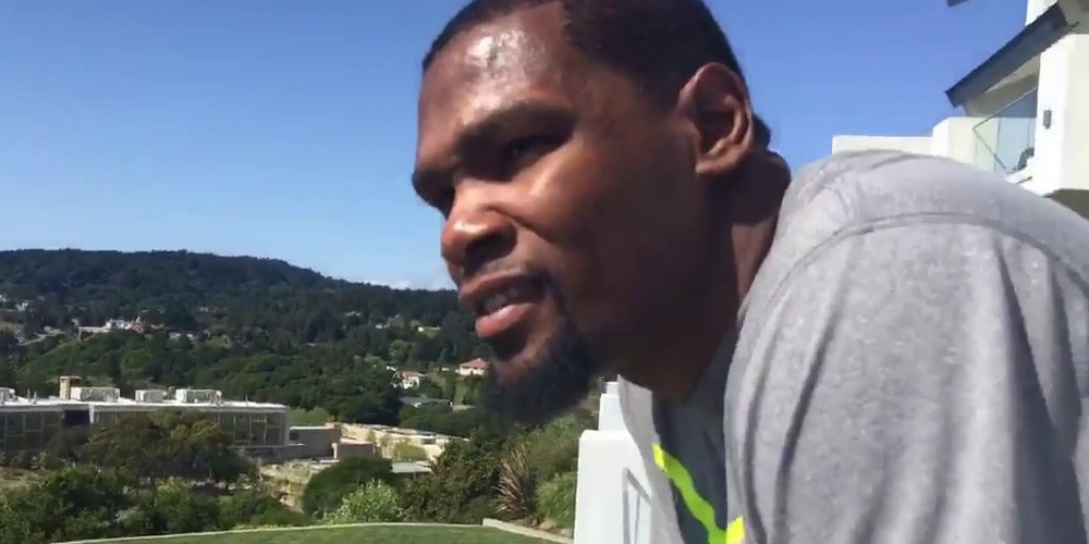 Kevin Durant dans sa maison dans la Bay Area