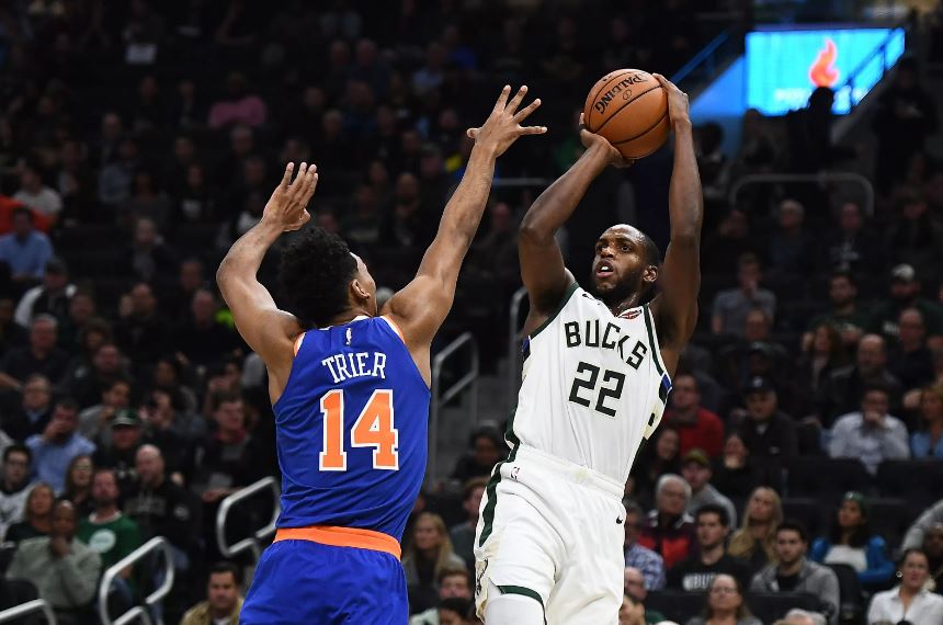 Khris Middleton au duel face à Allonzo Trier