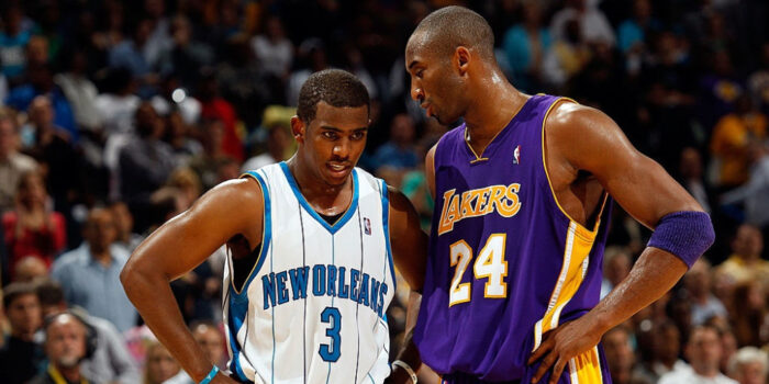 Kobe Bryant aux Lakers discute avec Chris Paul sous le maillot des Hornets