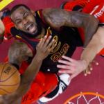 NBA – LeBron James « sauve » son ami de la fosse aux Dinos