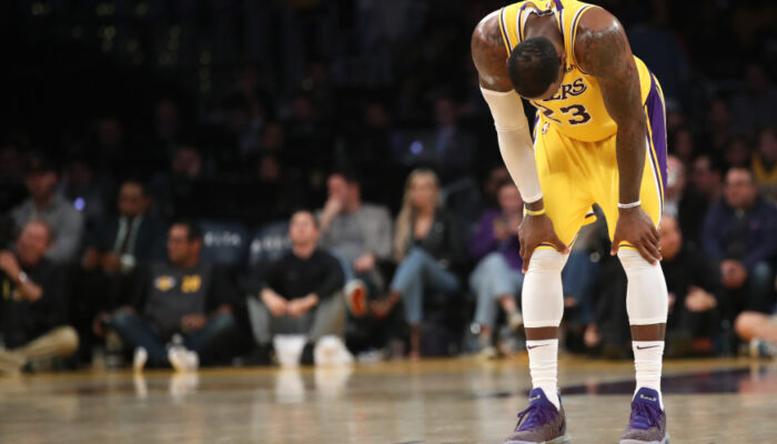 lebron james los angeles lakers tête baissé triste