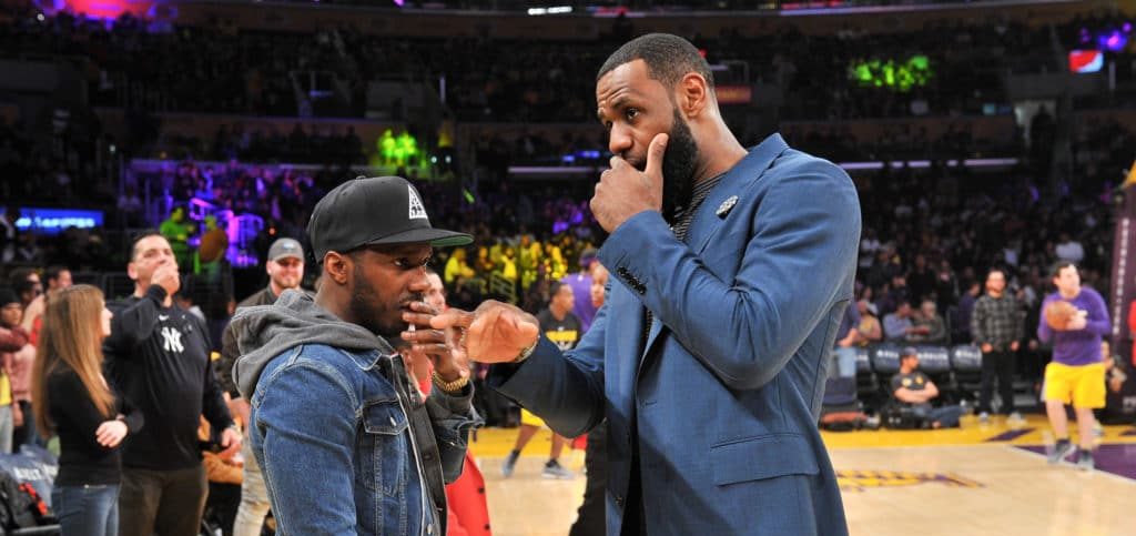 Rich Paul et LeBron James discutent au bord du terrain