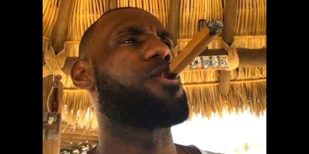 LeBron fume un cigare