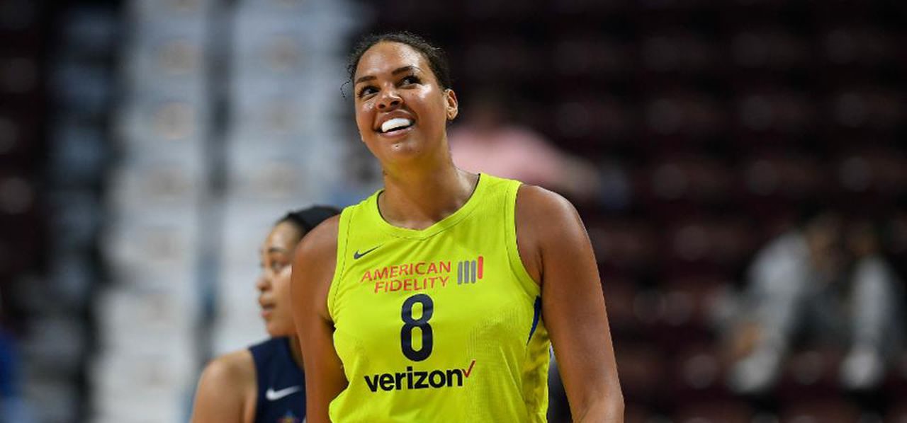 Liz Cambage, tout sourire, sous le maillot de la franchise WNBA des Dallas Wings