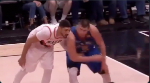 NBA – Le vilain geste de Nikola Jokic sur Enes Kanter ?