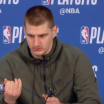 NBA – L&rsquo;entrée fracassante de Nikola Jokic en conférence de presse