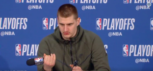 NBA – L’entrée fracassante de Nikola Jokic en conférence de presse