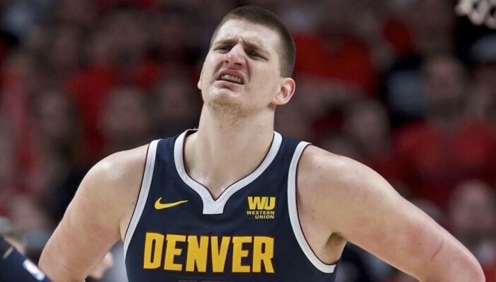 Nikola Jokic hésitant sous le maillots des Nuggets