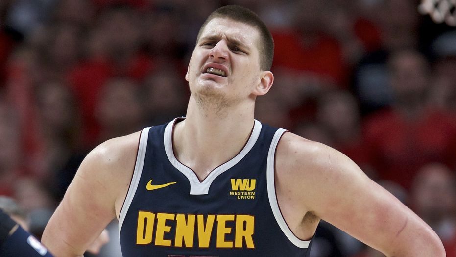 Nikola Jokic hésitant sous le maillots des Nuggets