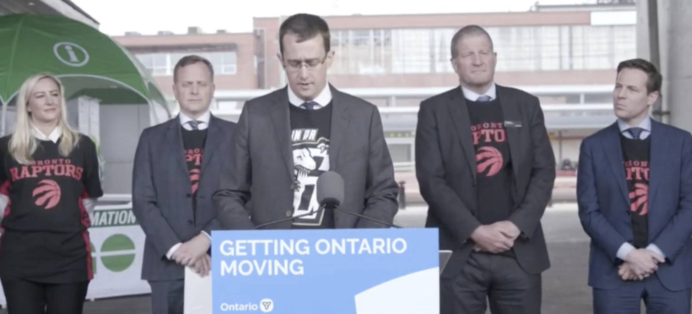 Des politiciens de l'Ontario s'affichent en public avec des tee-shirts aux couleurs des Raptors