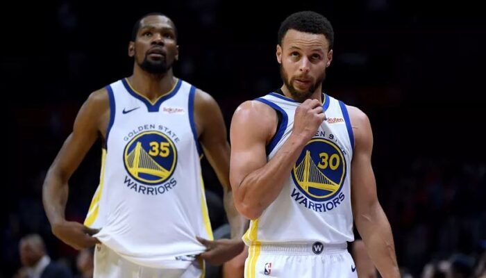 Stephen Curry et Kevin Durant sous le maillot des Warriors