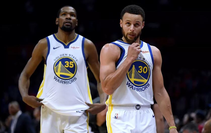 Stephen Curry et Kevin Durant sous le maillot des Warriors