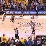 NBA – Le tir complètement fou à une main de Steph Curry… qui ne compte pas