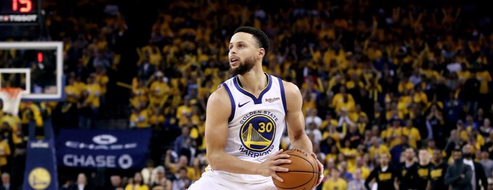 Stephen Curry prêt à déclencher son tir