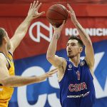 VTB League – Nando De Colo tacle le ballon comme un défenseur central !