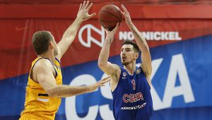 VTB League – Nando De Colo tacle le ballon comme un défenseur central !