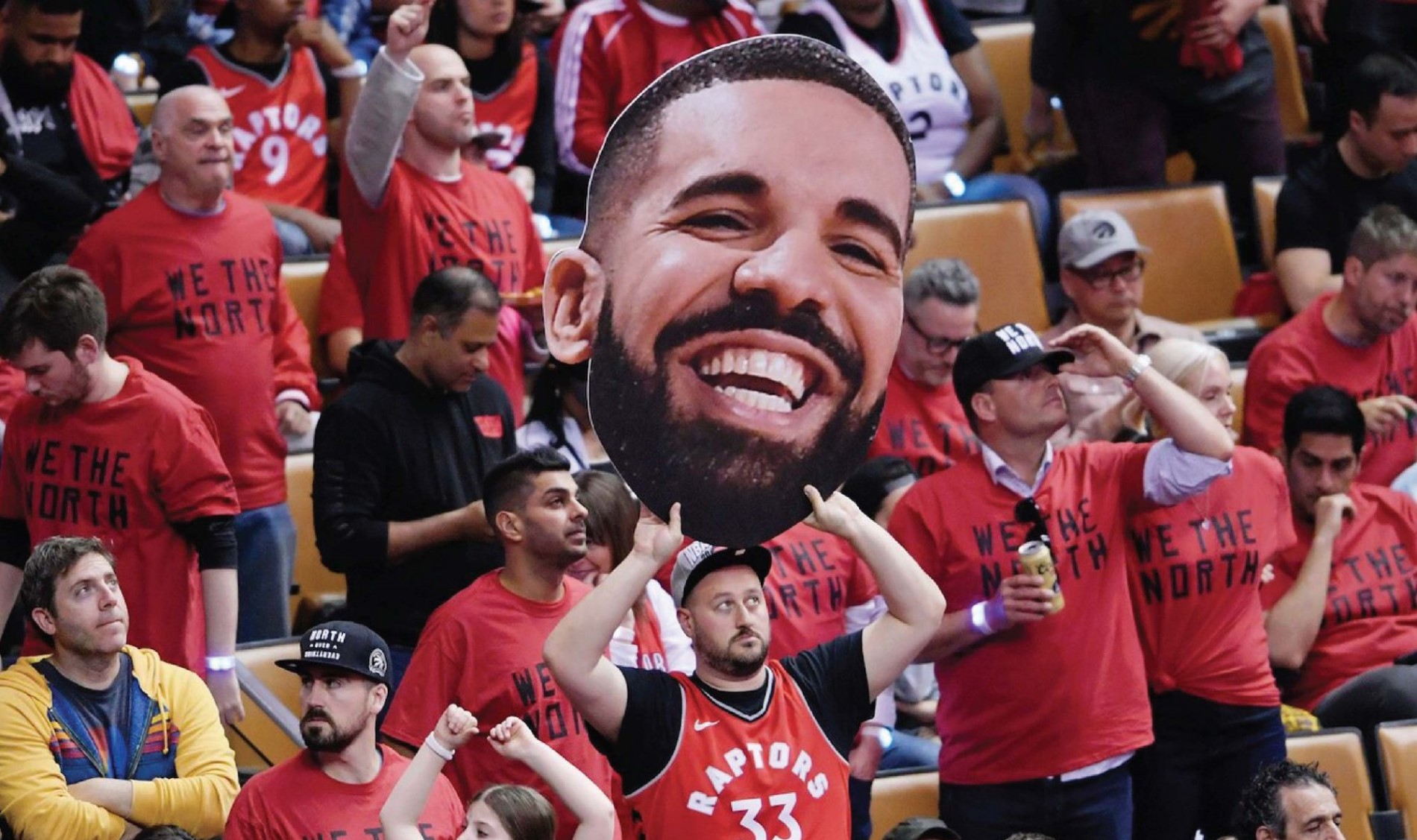 Drake a fait polémique lors de la parade des Raptors en faisant voler son avion à vide au-dessus de Toronto